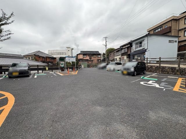 熱の湯前駐車場